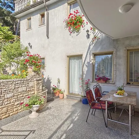 Apartment Ljiljana *