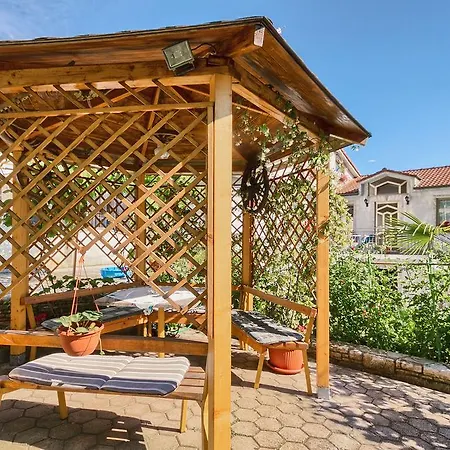 Apartment Ljiljana *
